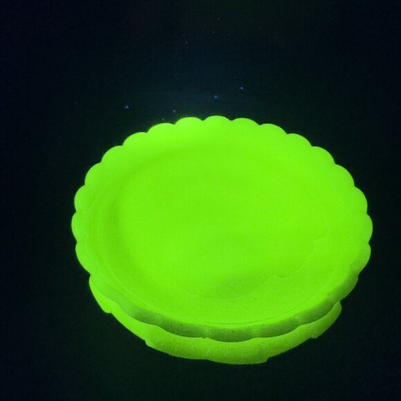 Vintage Vaseline Pale Yellow Uranium UV Glowing Glass Dish Bowl Footed Ruffled - Picture 3 of 13